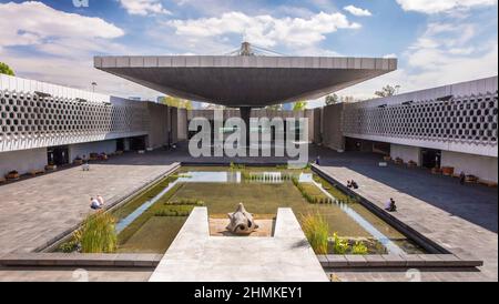 Patio intérieur du Musée national d'anthropologie, Mexico, Mexique Banque D'Images