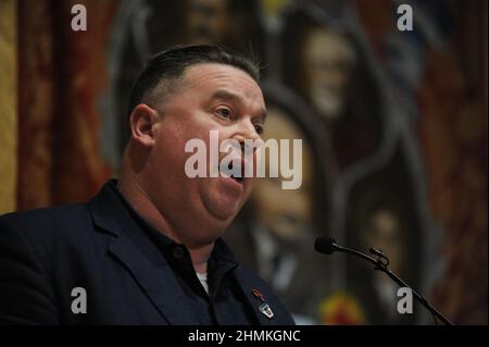 Birmingham, Angleterre. 10th. Février 2022 Ian Hodson, Président du BFAWU (Syndicat des travailleurs de l'alimentation et des travailleurs alliés des boulangers), prenant la parole à l'occasion du 50th anniversaire de la commémoration de la bataille de Saltley Gate, à la salle de réunion Quaker, à Birmingham. Kevin Hayes/Alamy Live News Banque D'Images