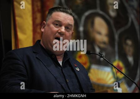 Birmingham, Angleterre. 10th. Février 2022 Ian Hodson, Président du BFAWU (Syndicat des travailleurs de l'alimentation et des travailleurs alliés des boulangers), prenant la parole à l'occasion du 50th anniversaire de la commémoration de la bataille de Saltley Gate, à la salle de réunion Quaker, à Birmingham. Kevin Hayes/Alamy Live News Banque D'Images