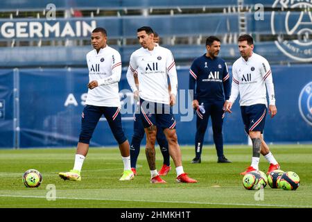 Kylian Mbappe du PSG, Angel Di Maria du PSG et Lionel Messi du PSG lors d'une séance d'entraînement au Camp des Loges Paris Saint-Germain football club » Banque D'Images