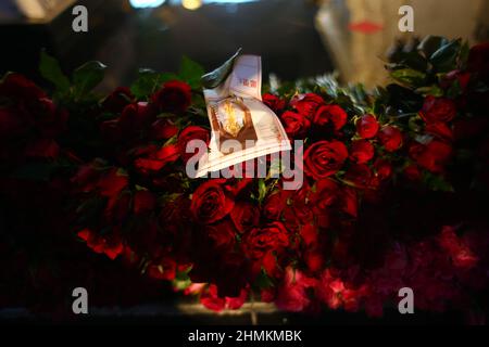 Bangkok, Thaïlande. 10th févr. 2022. Les gens vont prier à Thep Trimurti pour prier pour l'amour avant la Saint-Valentin sur la place de l'événement devant le monde central. Que le célèbre festival a lieu chaque année. (Photo de Kan Sangtong/Pacific Press) crédit: Pacific Press Media production Corp./Alay Live News Banque D'Images