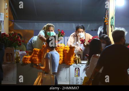 Bangkok, Bangkok, Thaïlande. 10th févr. 2022. Les gens vont prier à Thep Trimurti pour prier pour l'amour avant la Saint-Valentin sur la place de l'événement devant le monde central. Que le célèbre festival a lieu chaque année. (Credit image: © Kan Sangtong/Pacific Press via ZUMA Press Wire) Banque D'Images