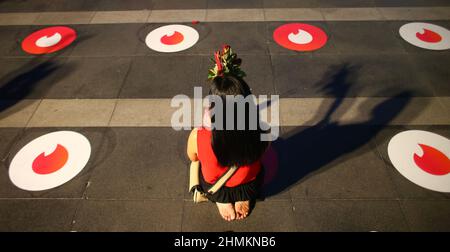 Bangkok, Bangkok, Thaïlande. 10th févr. 2022. Les gens vont prier à Thep Trimurti pour prier pour l'amour avant la Saint-Valentin sur la place de l'événement devant le monde central. Que le célèbre festival a lieu chaque année. (Credit image: © Kan Sangtong/Pacific Press via ZUMA Press Wire) Banque D'Images