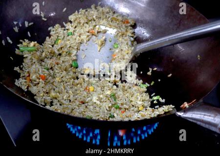 faire du riz frit avec une poêle et une cuisinière dans la cuisine Banque D'Images
