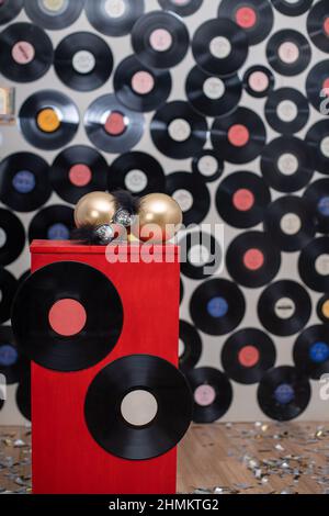 Ensemble de disques en vinyle, collection LP sur fond blanc. Fond musical des disques vinyles. Un mur plein de disques en vinyle commandés avec des couleurs diffrentes Banque D'Images