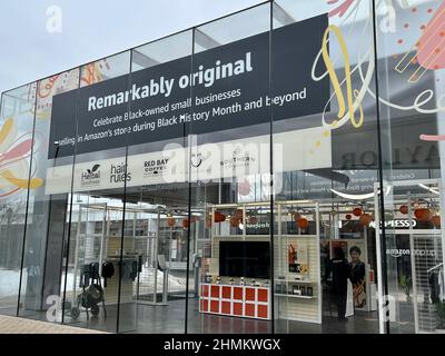 Magasin éclair Amazon au centre commercial Westfield Old Orchard de Skokie, Illinois. Le magasin présente de petites entreprises appartenant à des Noirs pour le mois de l'histoire des Noirs. Banque D'Images