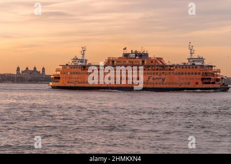 Le ferry de l'île de Yellow staten traverse le fleuve Hudson à New York avec Neward en arrière-plan Banque D'Images