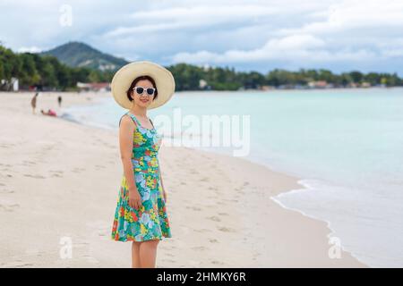 Femme asiatique d'âge moyen se détendant à la plage de chaweng à koh samui, en Thaïlande. Banque D'Images