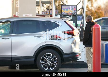 Washington, États-Unis. 11th févr. 2022. Un homme fait le carburant de sa voiture à une station-service de Washington, DC, aux États-Unis, le 10 février 2022. Les prix à la consommation aux États-Unis ont continué d'augmenter au rythme annuel le plus rapide en près de 40 ans, a rapporté jeudi le département du travail des États-Unis, ce qui a soulevé la perspective d'une politique monétaire plus stricte de la part de la Réserve fédérale. Credit: Ting Shen/Xinhua/Alay Live News Banque D'Images