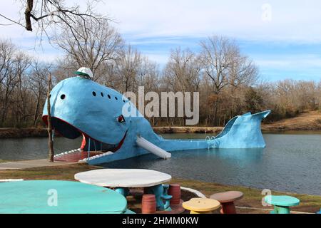 La baleine bleue de Catoosa à Catoosa, Oklahoma, le long de la route historique 66. Attraction populaire en bord de route en Oklahoma. Banque D'Images