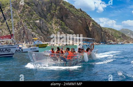 Cabo San Lucas, Los Cabos, Basse-Californie, Mexique, septembre 10, 2021: Trour en bateau transparent jusqu'à l'Arche de Cabo San Lucas, El Arco, près de Playa Amantes, Lovers Beach connu sous le nom de Playa Del Amor et Playa del Divorcio, Divorce Beach. Banque D'Images