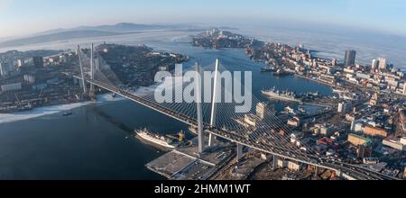 Vladivostok, Russie - 24 janvier 2022 : vue sur la ville et le pont au-dessus de la baie de la Corne d'Or.Vue de dessus. Banque D'Images