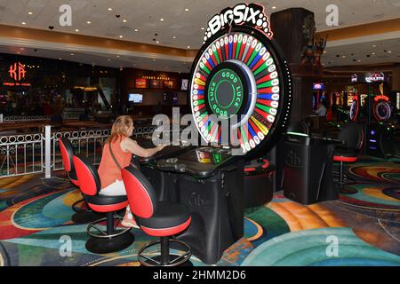 Nevada USA 09-5, 2021 assis devant une machine de jeu, une dame porte toute son attention à la roulette dans le secteur du casino du MGM Grand Las Vegas Banque D'Images