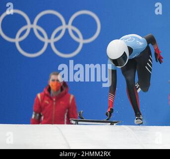 Pékin, Chine. 11th févr. 2022. Zhao Dan, de la Chine, est en compétition pendant la chaleur des femmes du squelette des Jeux olympiques d'hiver de Beijing 2022 au National Sliding Centre, dans le district de Yanqing, à Beijing, capitale de la Chine, le 11 février 2022. Crédit : Sun Fei/Xinhua/Alay Live News Banque D'Images