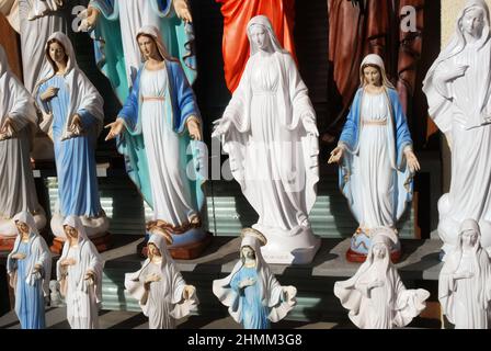 Boutique vendant des statues de la Vierge Marie et d'autres produits et cadeaux catholiques, Medjugorje, Bosnie-Herzégovine. Banque D'Images