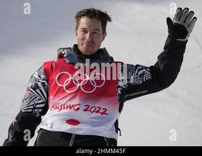 Zhangjiakou, Chine. 11th févr. 2022. Shaun White, médaillé d'or aux États-Unis, se déchaînait après avoir participé à sa dernière course en finale aux Jeux olympiques d'hiver de 2022 à Zhangjiakou, en Chine, le vendredi 11 février 2022. Ayumu Hirano, du Japon, a remporté la médaille d'or, Scotty James, de l'Australie, la médaille d'argent et Jan Scherrer, de la Suisse, la médaille de bronze. Photo de Bob Strong/UPI . Crédit : UPI/Alay Live News Banque D'Images