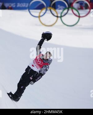 Zhangjiakou, Chine. 11th févr. 2022. Shaun White, trois fois médaillé d'or aux États-Unis, prend son casque et se déporte après s'être écrasant sur sa dernière course dans les finales de Men's Snowboard Halfpipe aux Jeux olympiques d'hiver de 2022 à Zjihangakou, en Chine, le vendredi 11 février 2022. Ayumu Hirano, du Japon, a remporté la médaille d'or, Scotty James, de l'Australie, la médaille d'argent et Jan Scherrer, de la Suisse, la médaille de bronze. Photo de Bob Strong/UPI . Crédit : UPI/Alay Live News Banque D'Images