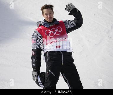 Zhangjiakou, Chine. 11th févr. 2022. Shaun White, médaillé d'or aux États-Unis, se déchaînait après avoir participé à sa dernière course en finale aux Jeux olympiques d'hiver de 2022 à Zhangjiakou, en Chine, le vendredi 11 février 2022. Ayumu Hirano, du Japon, a remporté la médaille d'or, Scotty James, de l'Australie, la médaille d'argent et Jan Scherrer, de la Suisse, la médaille de bronze. Photo de Bob Strong/UPI . Crédit : UPI/Alay Live News Banque D'Images