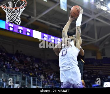 Seattle, WA, États-Unis. 27th janvier 2022. L'avant de Washington Langston Wilson va pour une dunk pendant la première moitié du match de basket-ball NCAA entre les Colorado Buffaloes et les Washington Huskies au pavillon HEC Edmundson à Seattle, WA. Steve Faber/CSM/Alamy Live News Banque D'Images