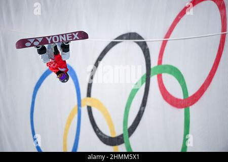 Zhangjiakou, province chinoise du Hebei. 11th févr. 2022. Totsuka Yuto est en compétition lors de la finale de demi-pipe de snowboard pour hommes au Genting Snow Park à Zhangjiakou, dans la province Hebei, au nord de la Chine, le 11 février 2022. Credit: Feng Kaihua/Xinhua/Alamy Live News Banque D'Images