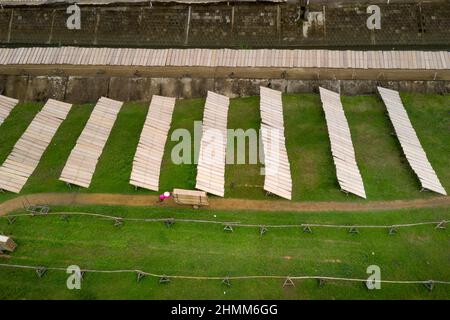 An Nhon Town, province de Binh Dinh, Vietnam - 3 janvier 2022: Les agriculteurs sèchent le papier de riz sur le terrain, une étape après la fabrication du papier de riz dans une ville de Nhon, Binh Banque D'Images