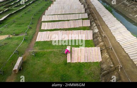 An Nhon Town, province de Binh Dinh, Vietnam - 3 janvier 2022: Les agriculteurs sèchent le papier de riz sur le terrain, une étape après la fabrication du papier de riz dans une ville de Nhon, Binh Banque D'Images