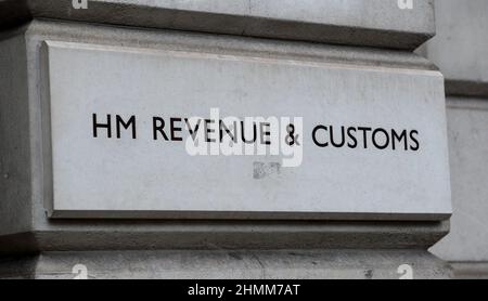 Photo du dossier datée du 11/01/18, d'une vue de la signalisation pour HM Revenue & Customs à Westminster, Londres, comme un nouveau rapport indique que les responsables fiscaux envoient un message indiquant qu'ils sont « furieux contre la fraude » parce qu'ils « ne font pas assez » pour dépister l'argent volé dans les régimes de soutien Covid. Banque D'Images