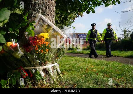 Photo du dossier datée du 16/8/2021 d'hommages floraux laissés à Keyham à Plymouth, Devon, pour Stephen Washington, après que cinq personnes ont été tuées par l'homme armé Jake Davison dans un incident d'armes à feu. Six mois après l'une des pires fusillades de masse au Royaume-Uni, la reprise de la communauté de Keyham à Plymouth pourrait prendre de nombreuses années, selon le chef du conseil. Le 12 août dernier, Jake Davison, 22 ans, a tué sa mère, Maxine Davison, 51 ans, après une rangée et puis abattu quatre autres dans une attaque de 12 minutes. Date de publication : vendredi 11 février 2022. Banque D'Images