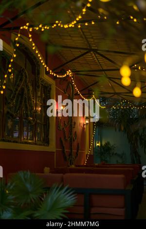 Décorations de Noël au bar. Guirlande jaune sur les murs. Bonne année. Lumières de Noël dans le restaurant, lampes. Photo de haute qualité Banque D'Images