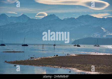 Beau lac Thuner See en Suisse Banque D'Images