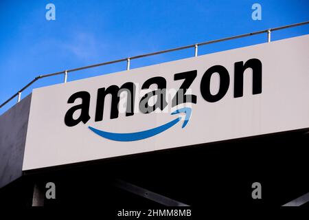 Le logo et la signalisation Amazon à leur centre de perturbations et de livraison à Belfast, en Irlande du Nord. Banque D'Images