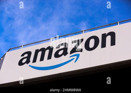 Le logo et la signalisation Amazon à leur centre de perturbations et de livraison à Belfast, en Irlande du Nord. Banque D'Images