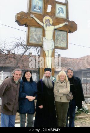 Les journalistes roumains Marius Petrescu, Otilia Teposu, Sanziana Pop & Sorin Preda lors d'un voyage de travail dans le pays pour le magazine « Formula AS », env. 2003 Banque D'Images