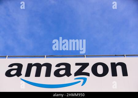 Le logo et la signalisation Amazon à leur centre de perturbations et de livraison à Belfast, en Irlande du Nord. Banque D'Images