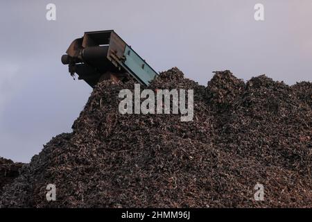 Le métal est comprimé et écrasé dans une usine de recyclage située sur les quais de Belfast, en Irlande du Nord, où il est préparé pour l'exportation. Banque D'Images