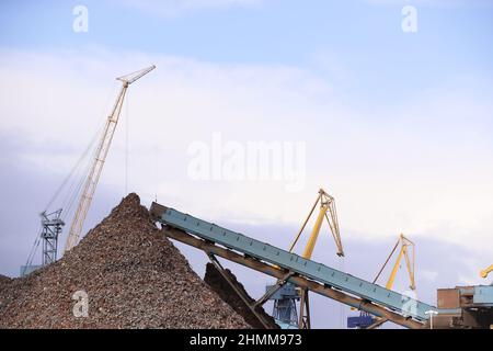 Le métal est comprimé et écrasé dans une usine de recyclage située sur les quais de Belfast, en Irlande du Nord, où il est préparé pour l'exportation. Banque D'Images