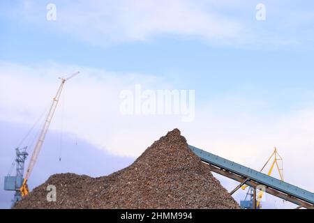 Le métal est comprimé et écrasé dans une usine de recyclage située sur les quais de Belfast, en Irlande du Nord, où il est préparé pour l'exportation. Banque D'Images