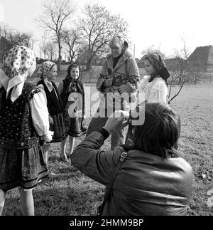 Le journaliste roumain Sanziana Pop à Sapanta, Maramures, env. 1981 Banque D'Images