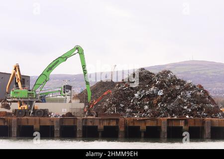 Le métal est comprimé et écrasé dans une usine de recyclage située sur les quais de Belfast, en Irlande du Nord, où il est préparé pour l'exportation. Banque D'Images