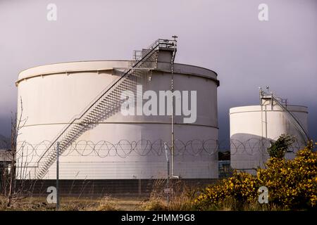 Installations de stockage de gaz naturel au port de Belfast, Irlande du Nord. Le gaz est importé pour usage domestique et commercial. Banque D'Images