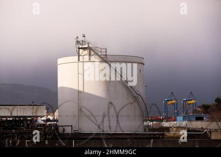 Installations de stockage de gaz naturel au port de Belfast, Irlande du Nord. Le gaz est importé pour usage domestique et commercial. Banque D'Images