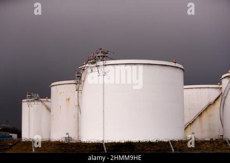 Installations de stockage de gaz naturel au port de Belfast, Irlande du Nord. Le gaz est importé pour usage domestique et commercial. Banque D'Images