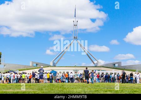 La manifestation du coronavirus « convoi à Canberra » s'est tenue sur Capital Hill entre l'ancien Parlement et le nouveau Parlement à Canberra, en Australie Banque D'Images