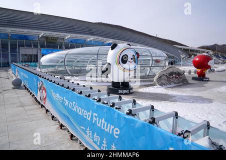 Statues de mascottes olympiques à la gare de Taizicheng pendant le septième jour des Jeux Olympiques d'hiver de Beijing 2022 en Chine. Date de la photo : vendredi 11 février 2022. Banque D'Images