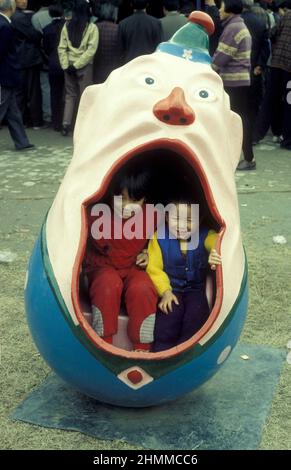 Les gens au Parc dans le Temple Mémorial à Lord Bao dans la ville de Kaifeng dans la province de Henan en Chine. Chine, Kaifeng, novembre 1996 Banque D'Images