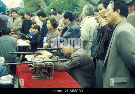 Les gens au Parc dans le Temple Mémorial à Lord Bao dans la ville de Kaifeng dans la province de Henan en Chine. Chine, Kaifeng, novembre 1996 Banque D'Images