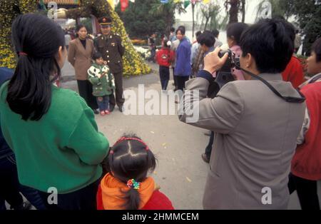 Les gens au Parc dans le Temple Mémorial à Lord Bao dans la ville de Kaifeng dans la province de Henan en Chine. Chine, Kaifeng, novembre 1996 Banque D'Images