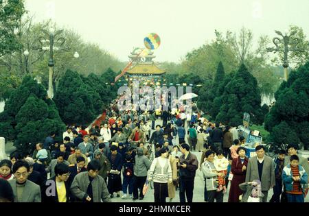 Les gens au Temple Mémorial à Lord Bao dans la ville de Kaifeng dans la province de Henan en Chine. Chine, Kaifeng, novembre 1996 Banque D'Images