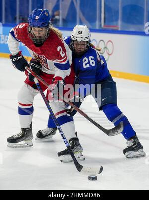 Pékin, Chine. 11th févr. 2022. Le défenseur de l'équipe des États-Unis Kendall Coyne Schofield #26 s'empare autour de la défenseuse de l'équipe de la République tchèque Aneta Tejralova #2 lors de leur quart-finale de jeu féminin de hockey sur glace au centre sportif de Wukesong aux Jeux olympiques d'hiver de Beijing 2022 le vendredi 11 février 2022. Photo de Paul Hanna/UPI crédit: UPI/Alay Live News Banque D'Images