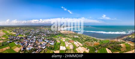 Vue panoramique sur les champs au bord de la mer dans la commune de Tinh Khe, district de Binh son, province de Quang Ngai, Vietnam. Vue de dessus Banque D'Images